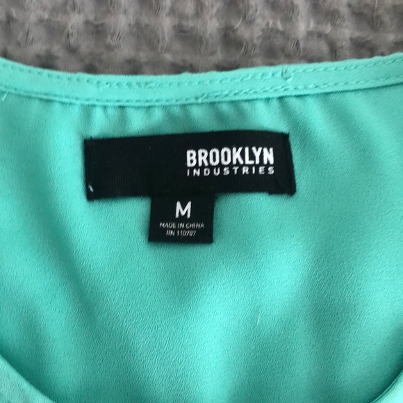 Sleeveless light green blouse - Picture 5 of 5